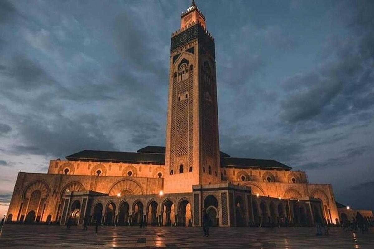 un grande edificio con una torre dell'orologio di notte