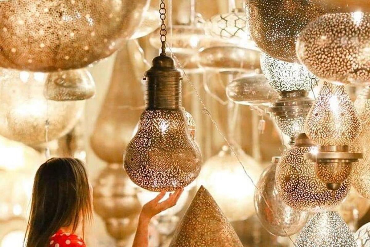 una donna sta guardando una mostra di lampadine di vetro