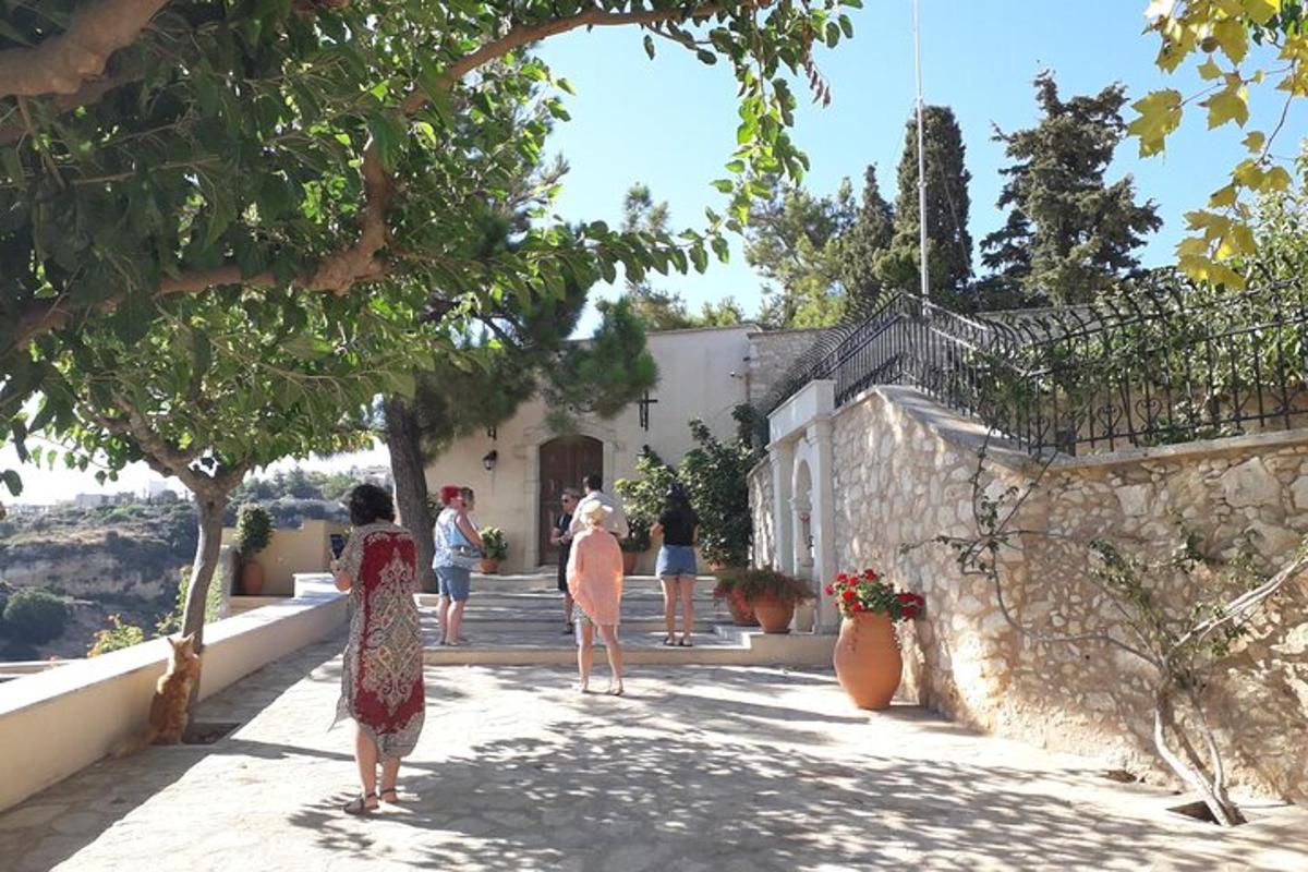 un gruppo di persone che camminano lungo una strada
