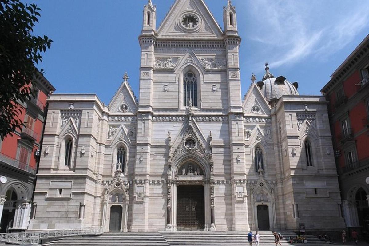uma grande igreja branca com uma torre do relógio
