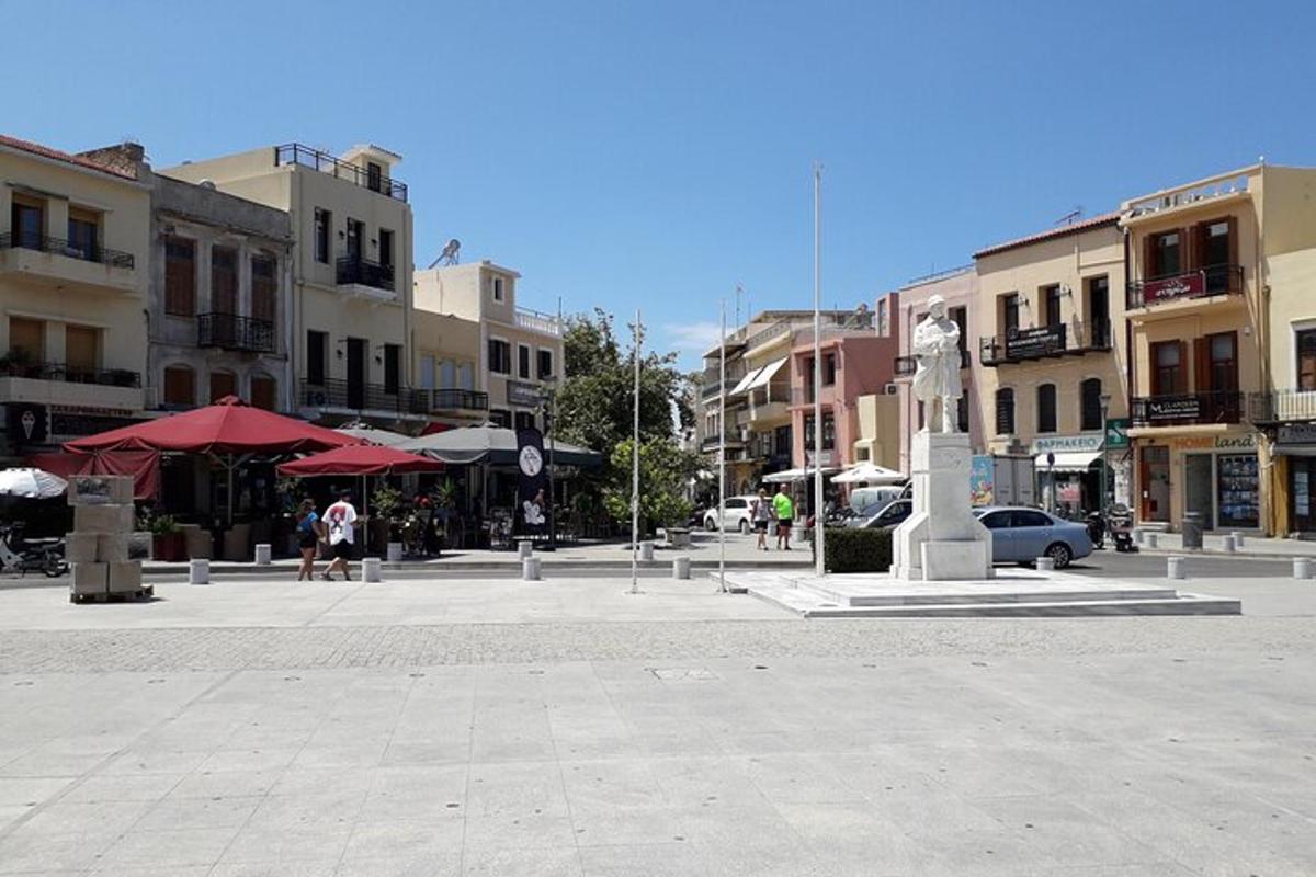 una piazza cittadina con edifici e ombrelloni