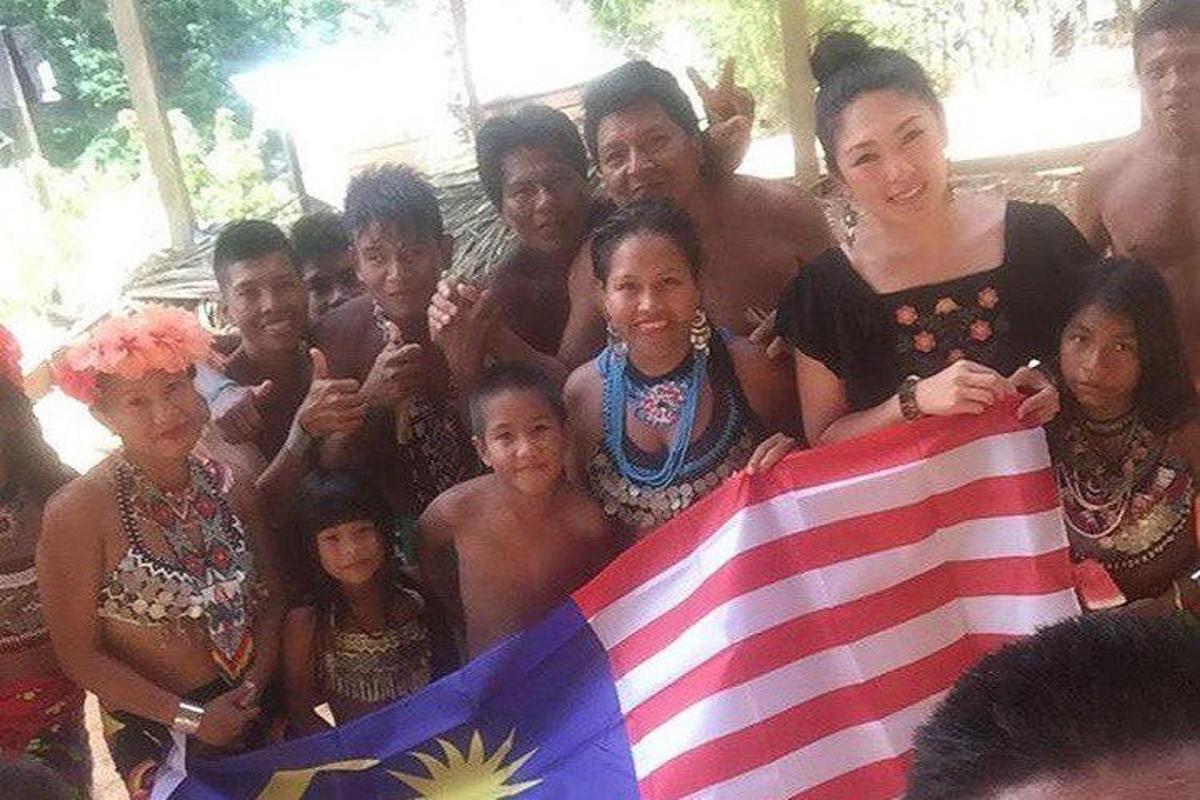 um grupo de pessoas posando com uma bandeira americana