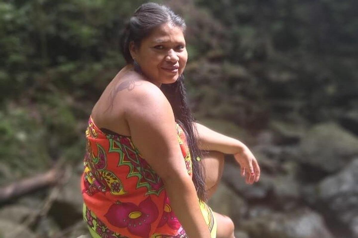 uma mulher com um vestido colorido está caminhando