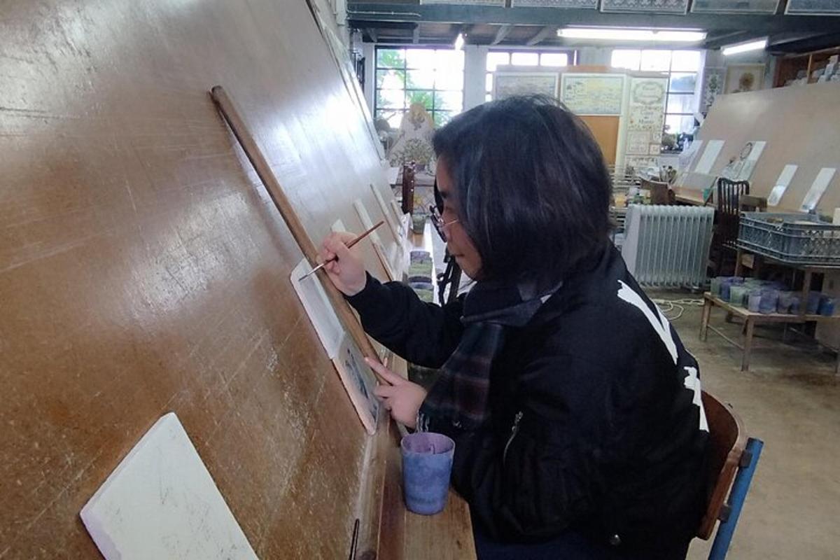Una mujer está escribiendo en una pared de madera.