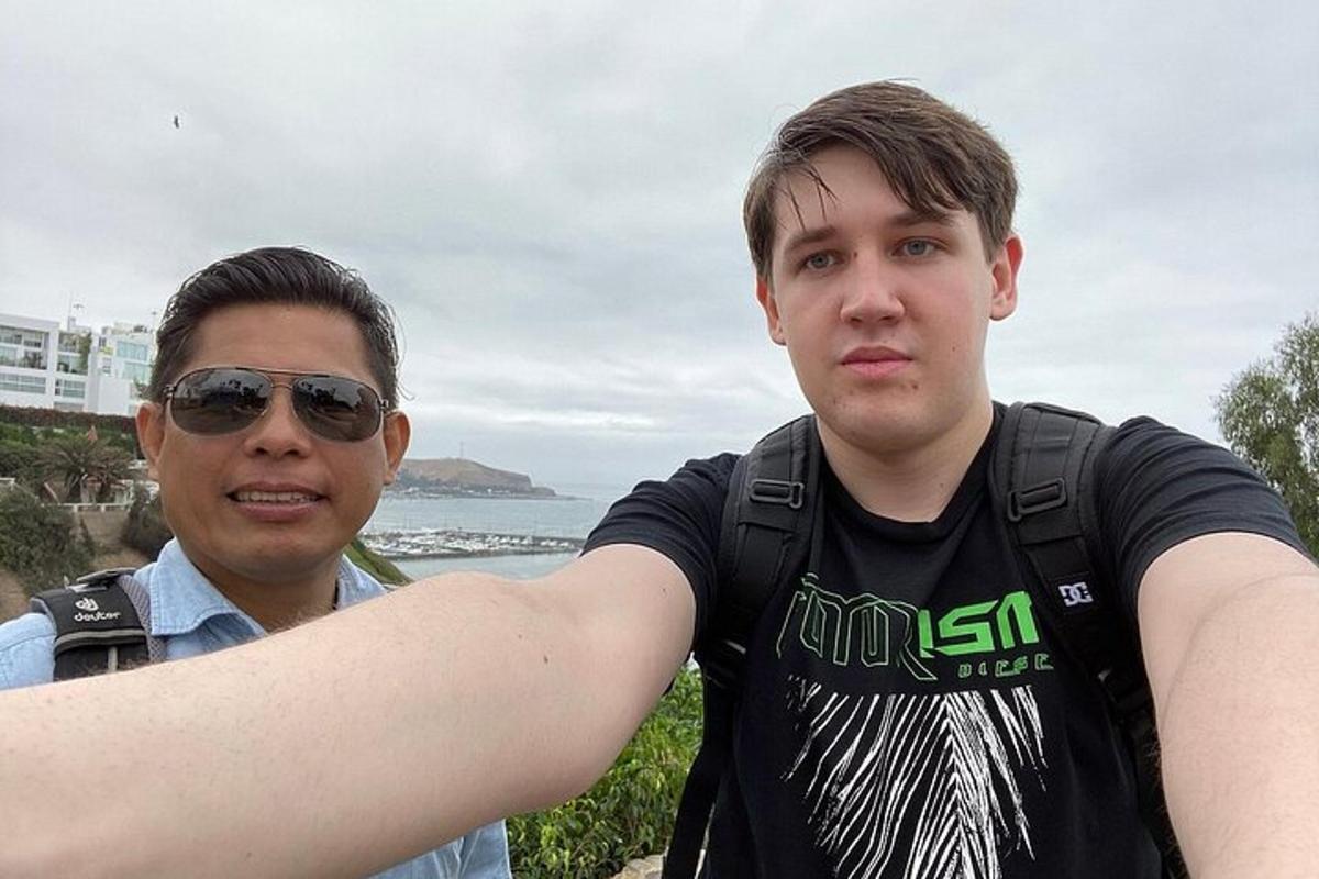 dva muži stojící vedle sebe u oceánu