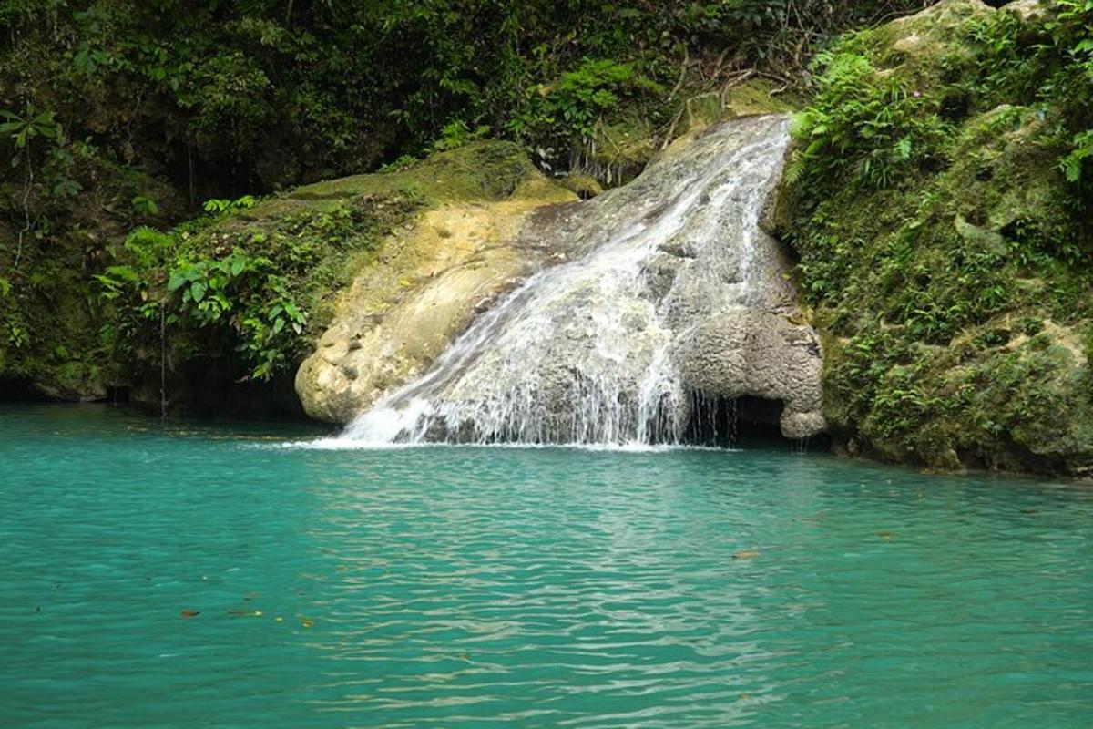 air terjun di tengah-tengah badan air