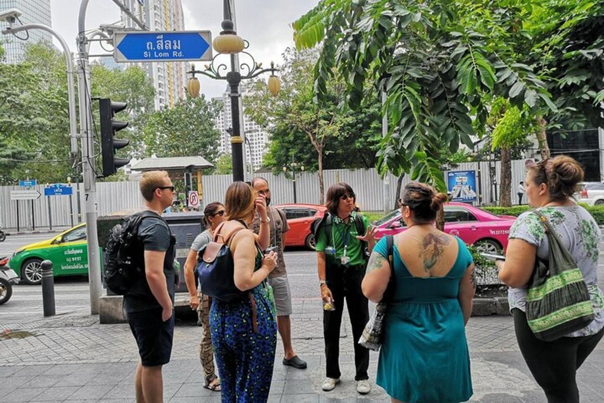 sekumpulan orang berdiri di sudut jalan