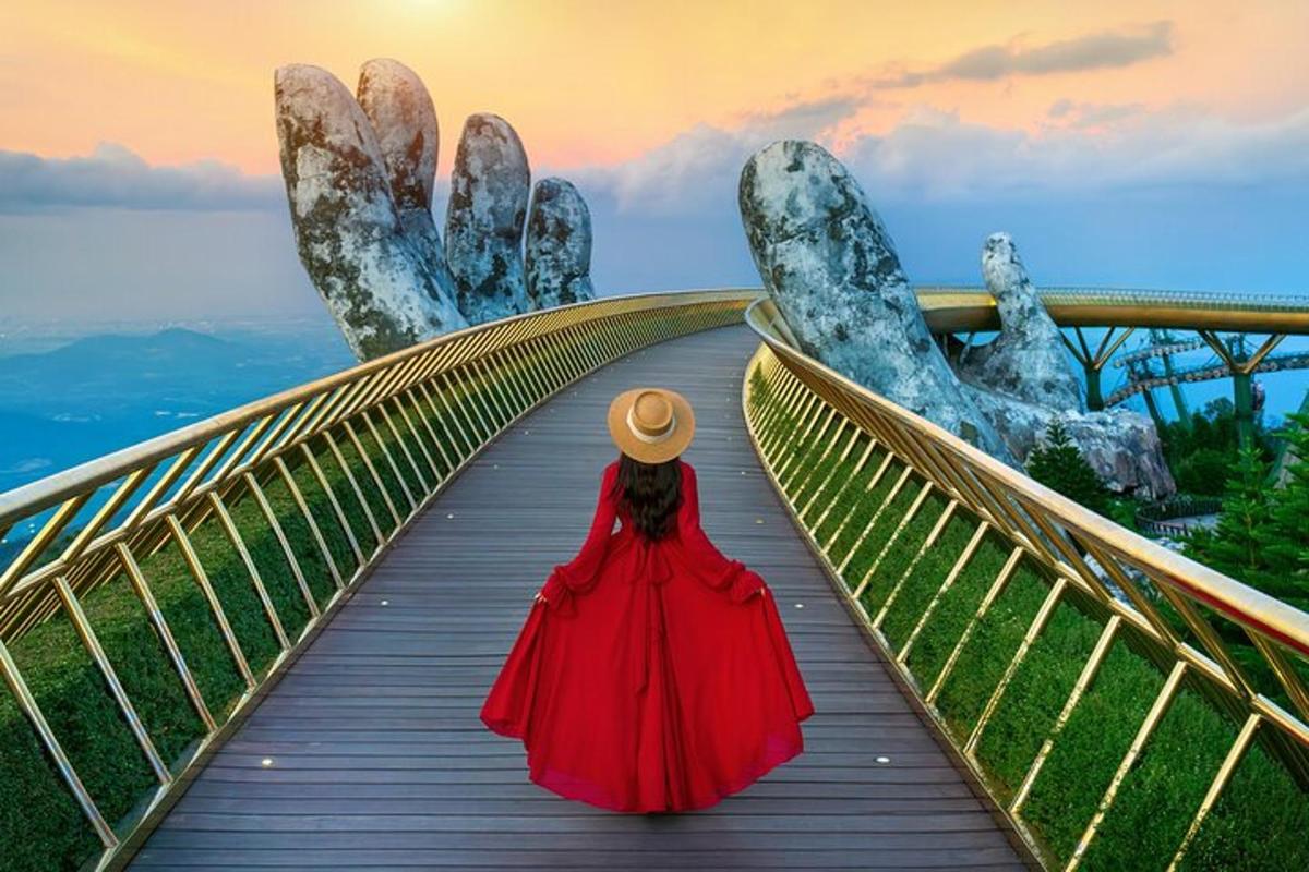 seorang wanita berpakaian merah berjalan di atas jambatan