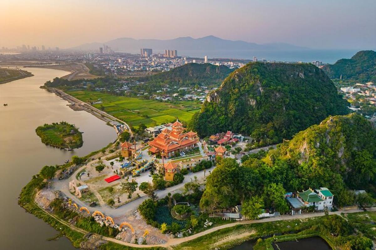 pemandangan udara sebuah rumah di atas bukit bersebelahan sungai