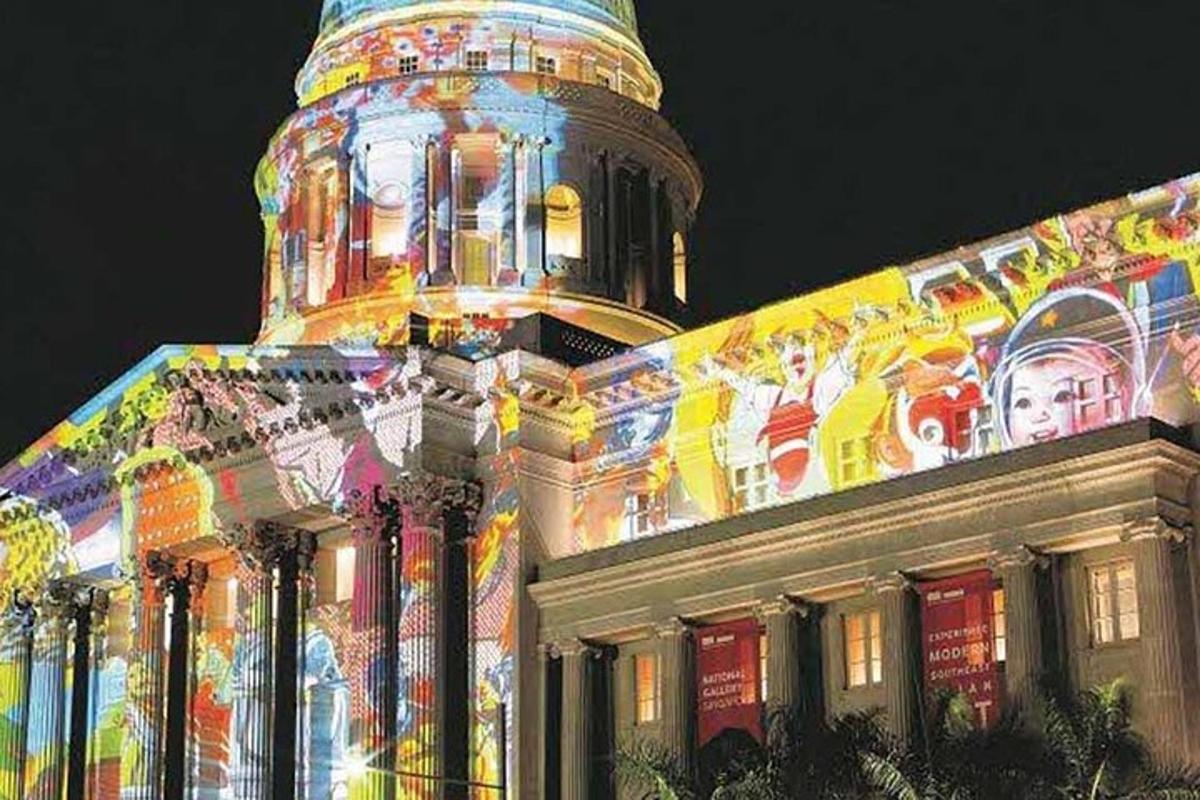 ένα κτίριο με έναν πύργο με φώτα πάνω του