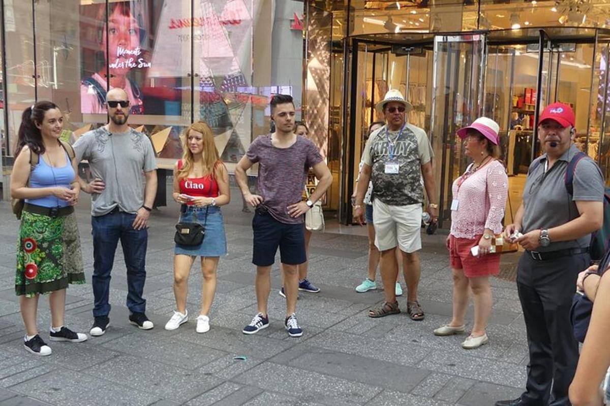 skupina lidí stojících před obchodem