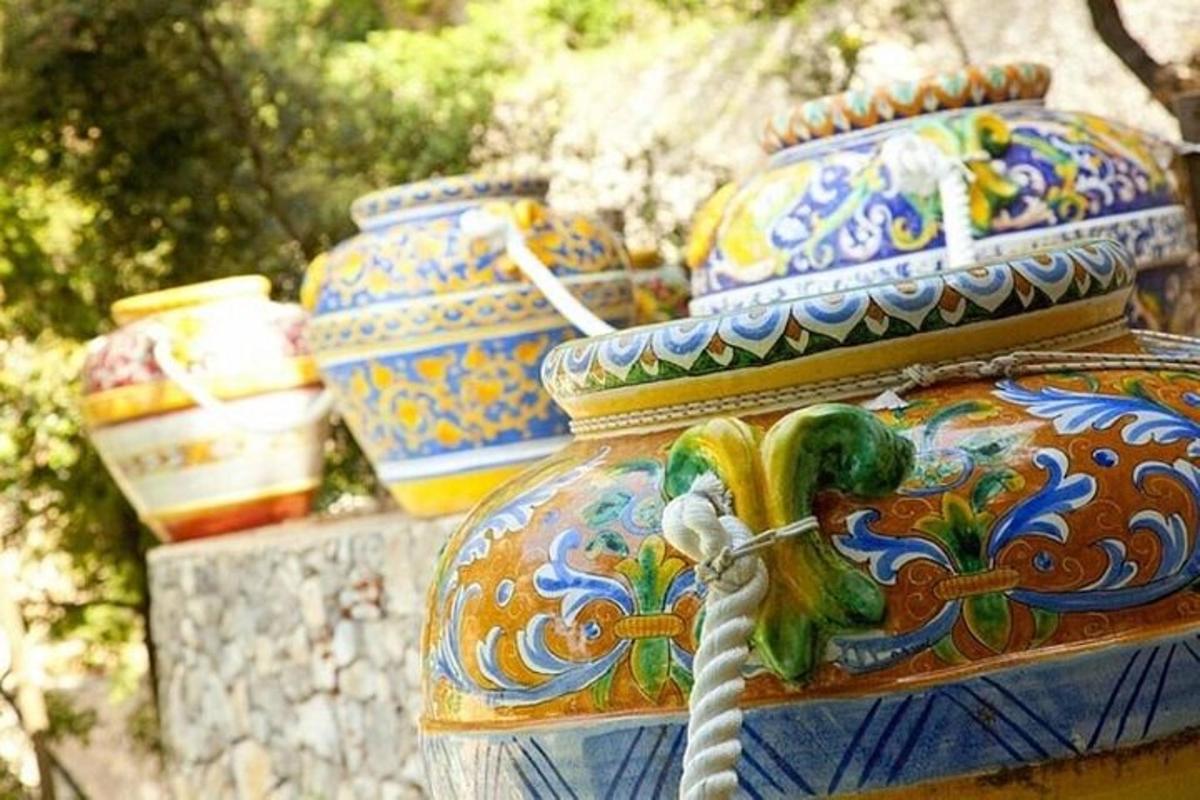 μια ομάδα από βάζα που κάθονται το ένα δίπλα στο άλλο