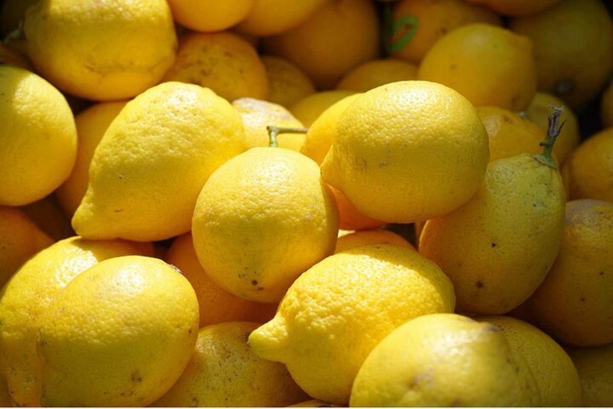 hromada žlutých citronů sedících vedle sebe