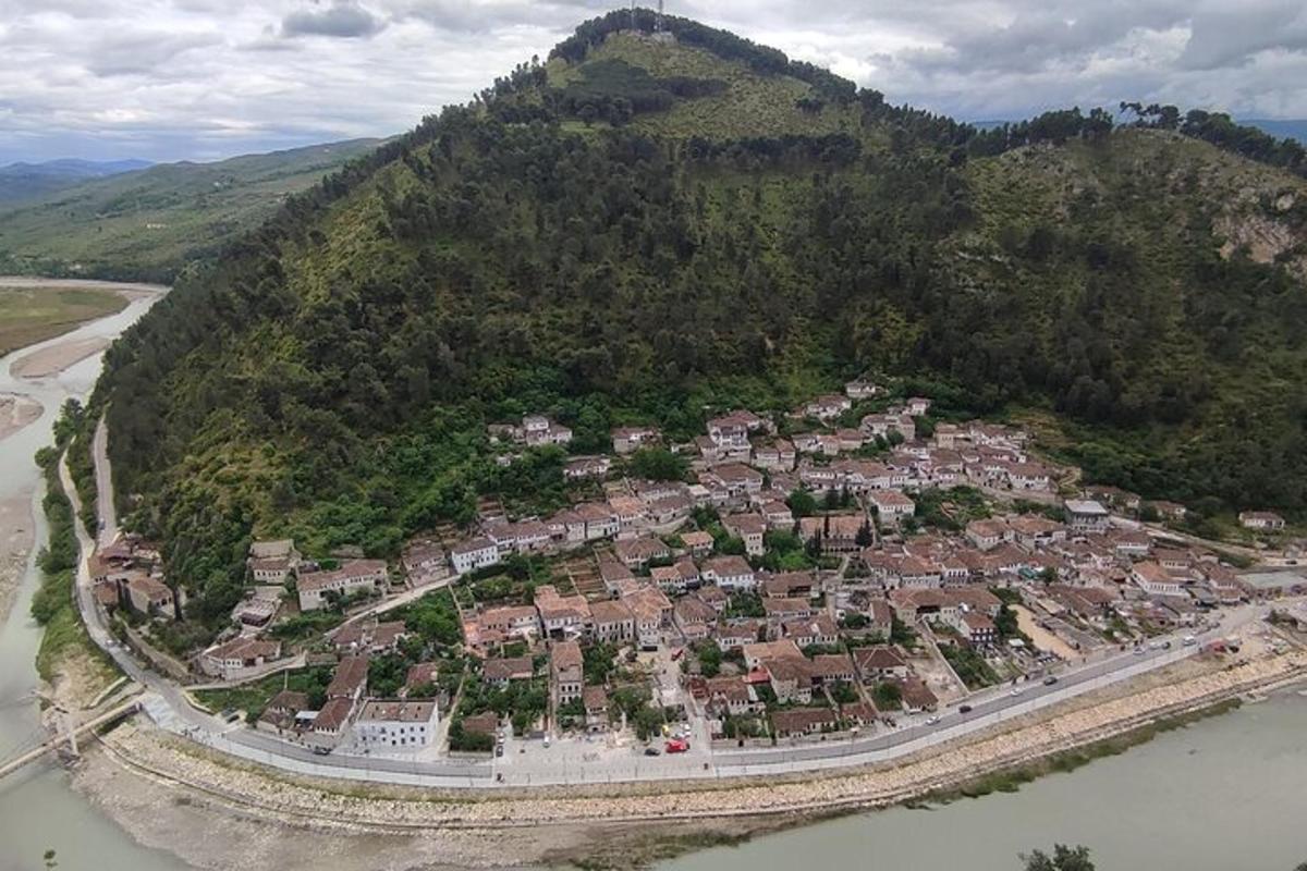 una vista aérea de un pueblo en una montaña
