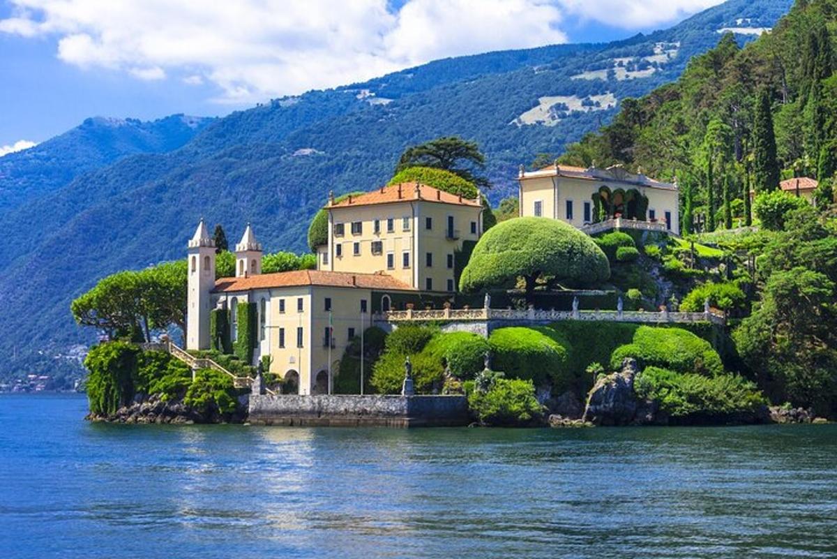 uma casa grande em uma ilha na água
