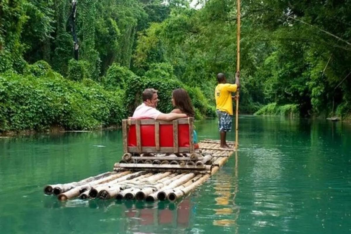 un gruppo di persone sedute su una zattera su un fiume