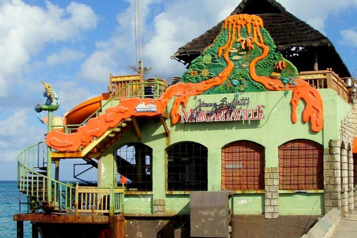 sebuah bangunan dengan naga di sisinya