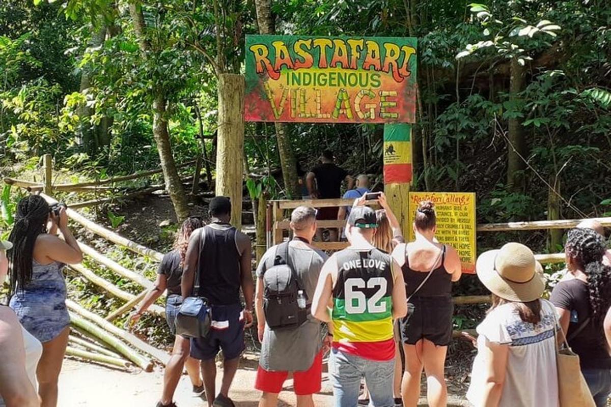 un gruppo di persone in piedi davanti a un cartello