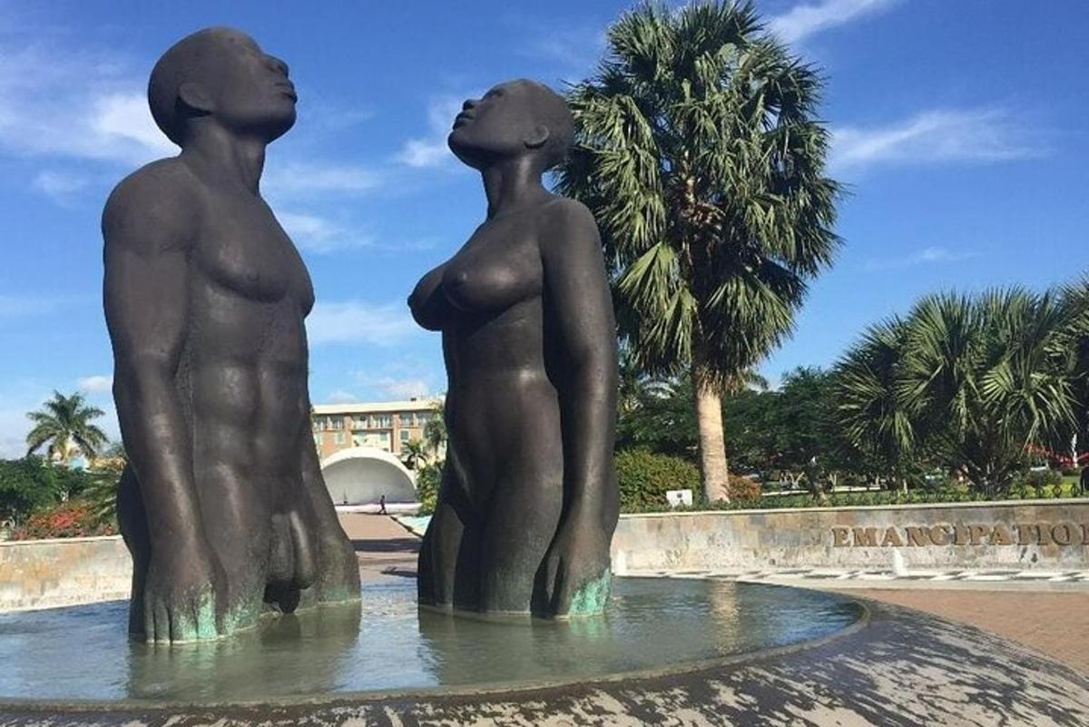 una statua di tre bambini in piedi in una fontana