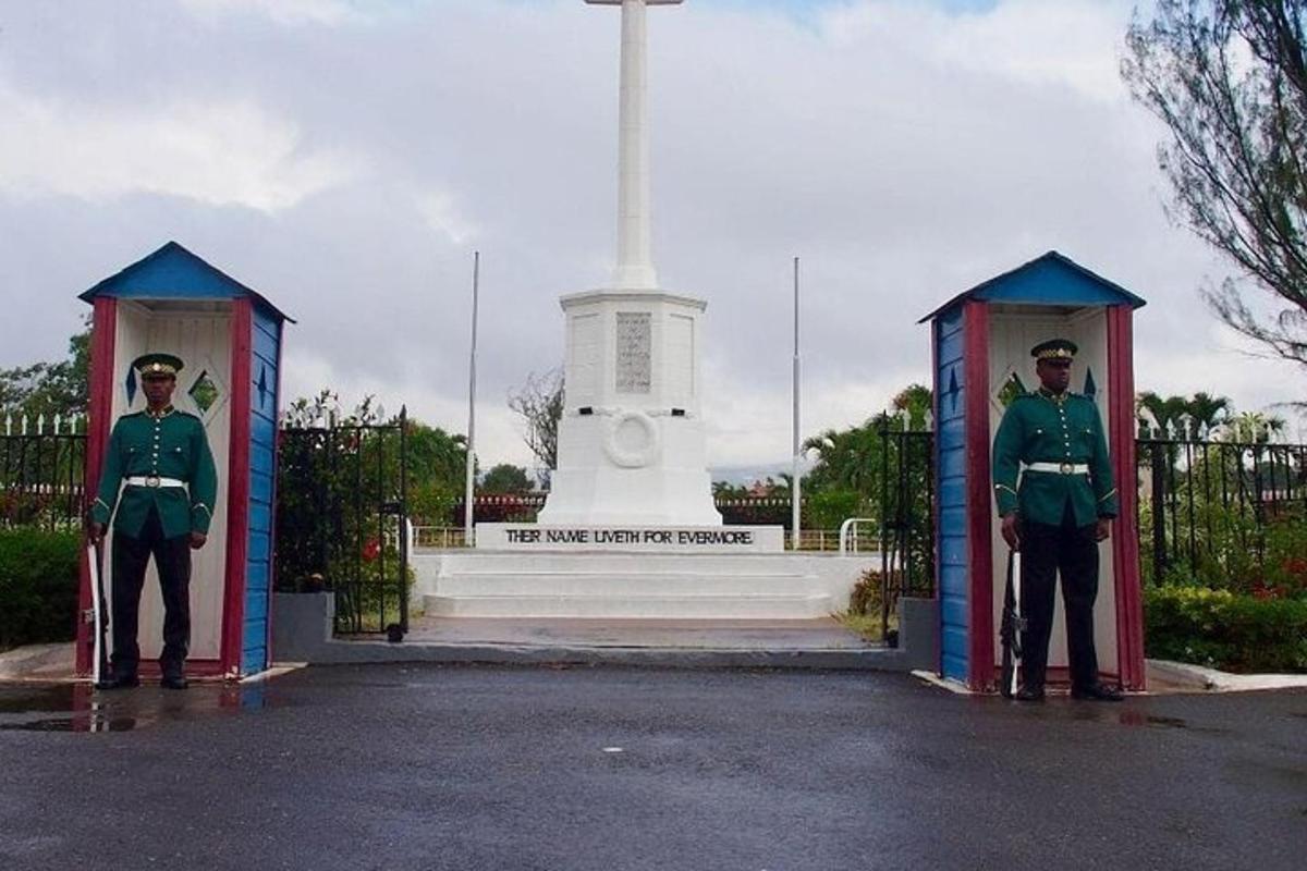dois homens uniformizados em frente a um monumento