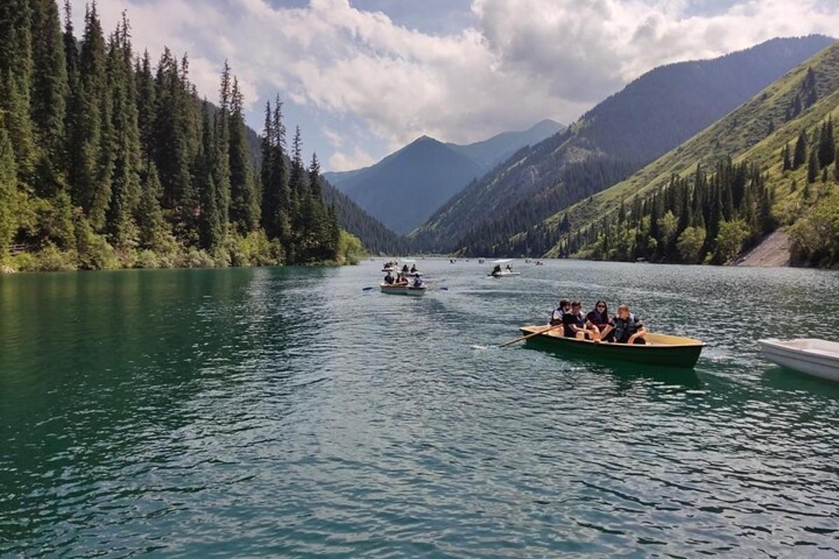 um grupo de pessoas em barcos em um lago