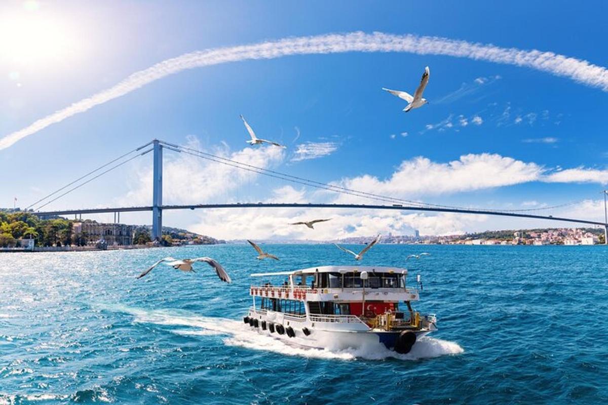 un barco en el agua cerca de un puente