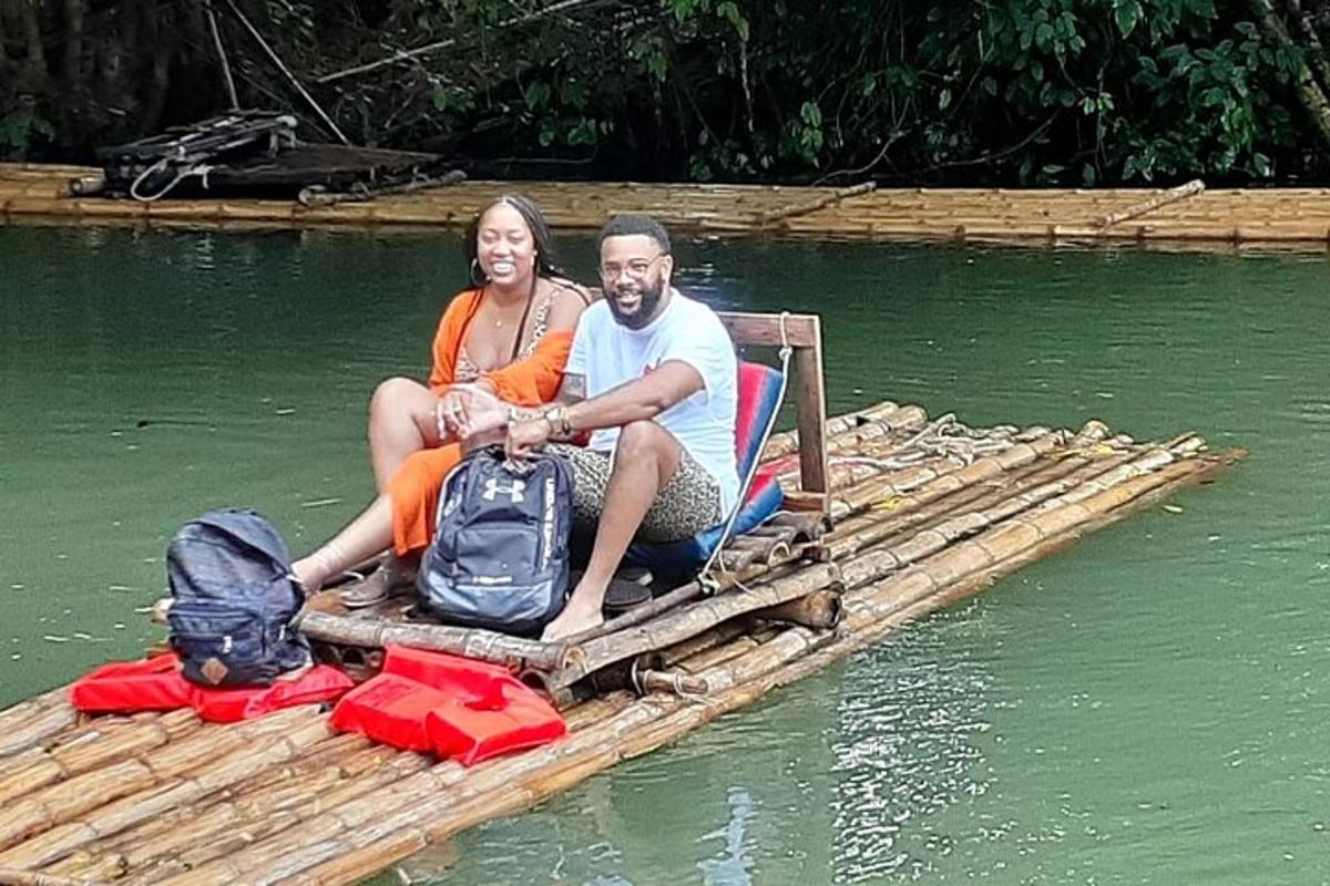un bărbat și o femeie stând pe o plută în apă