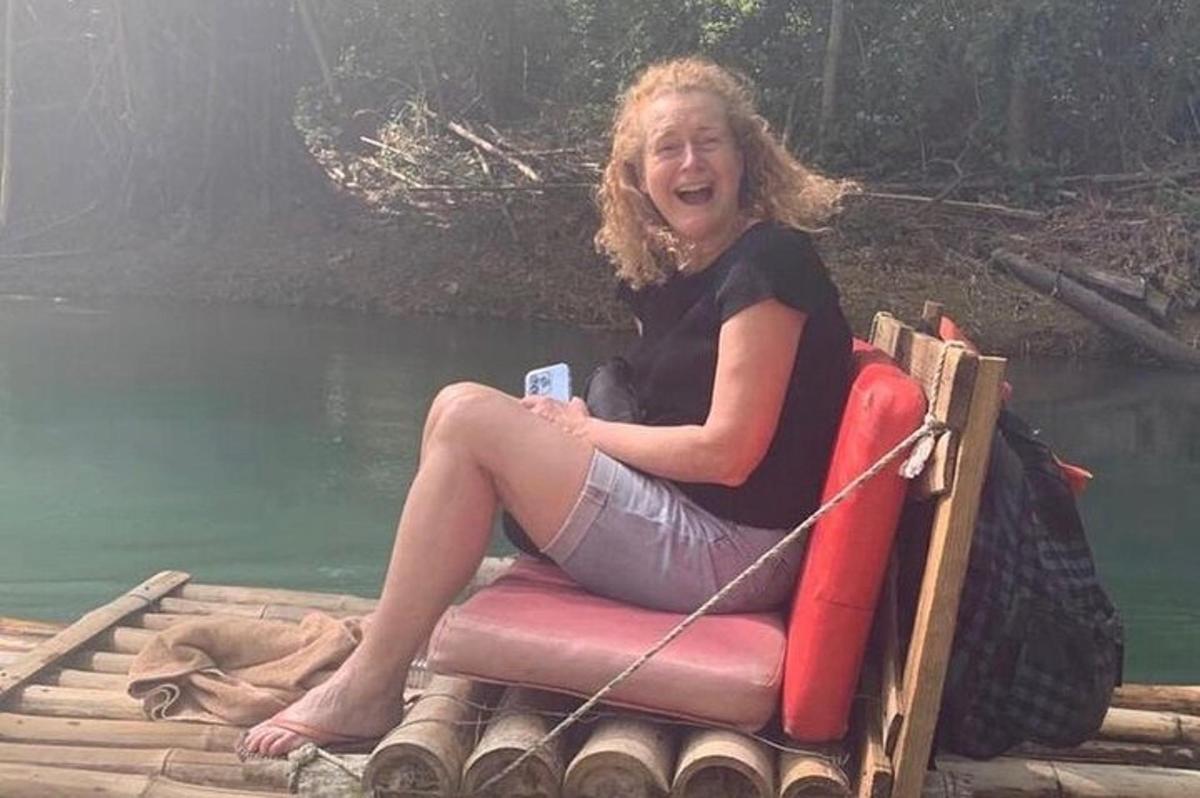 žena sedící na židli na voru