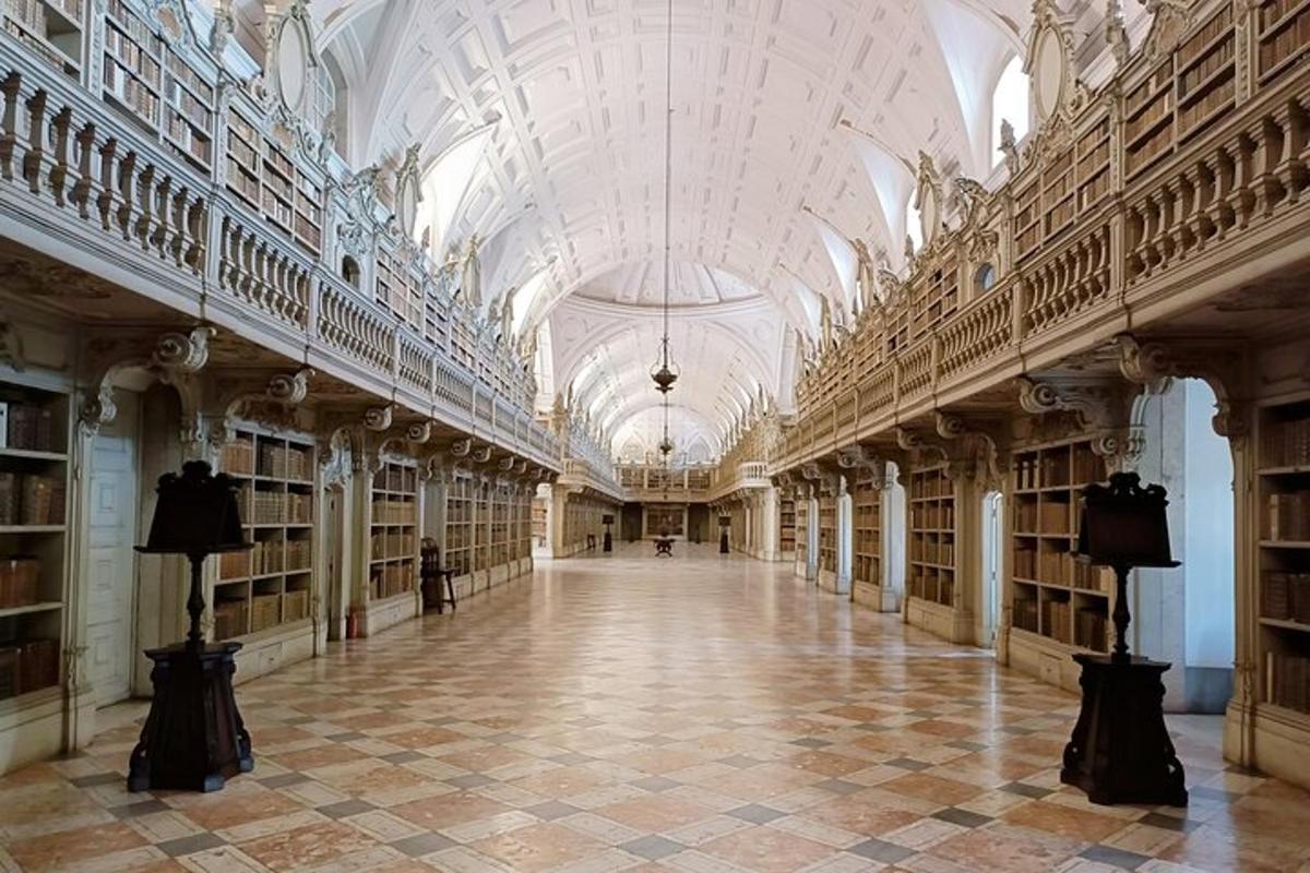 een grote bibliotheek met een lange gang met veel boeken