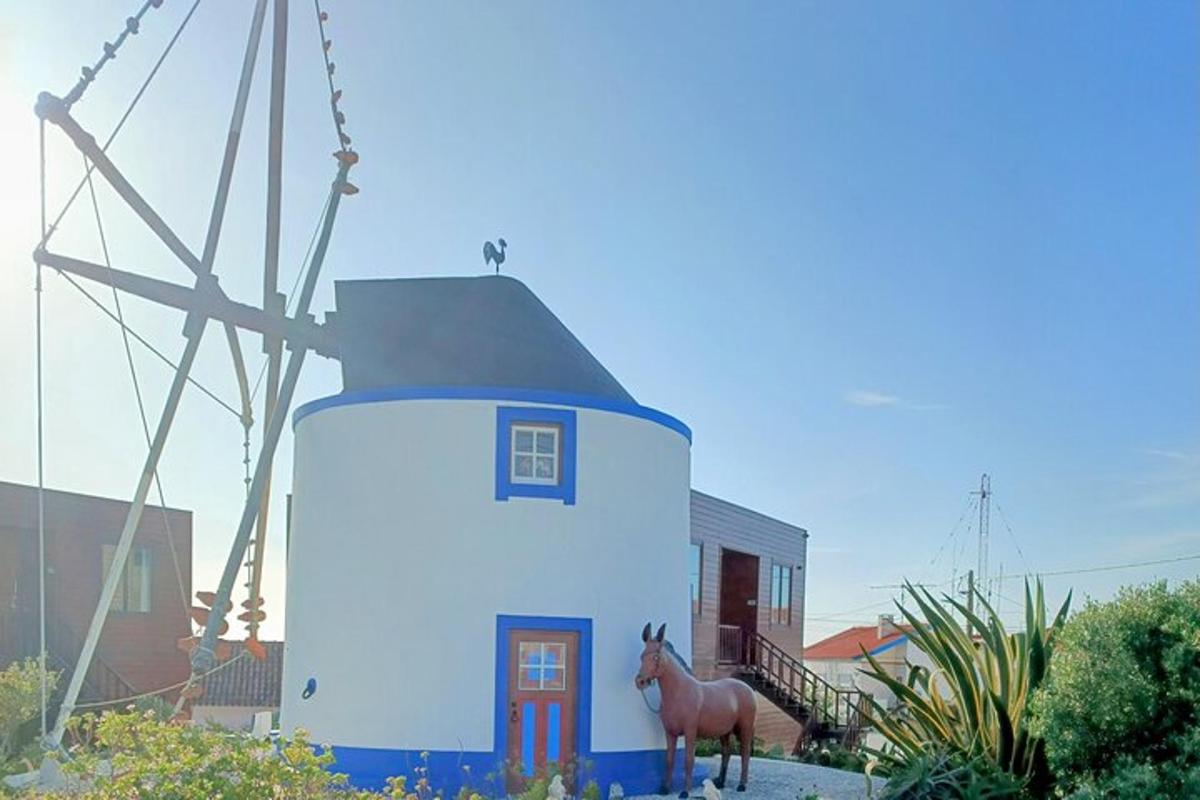 een paard staat voor een windmolen