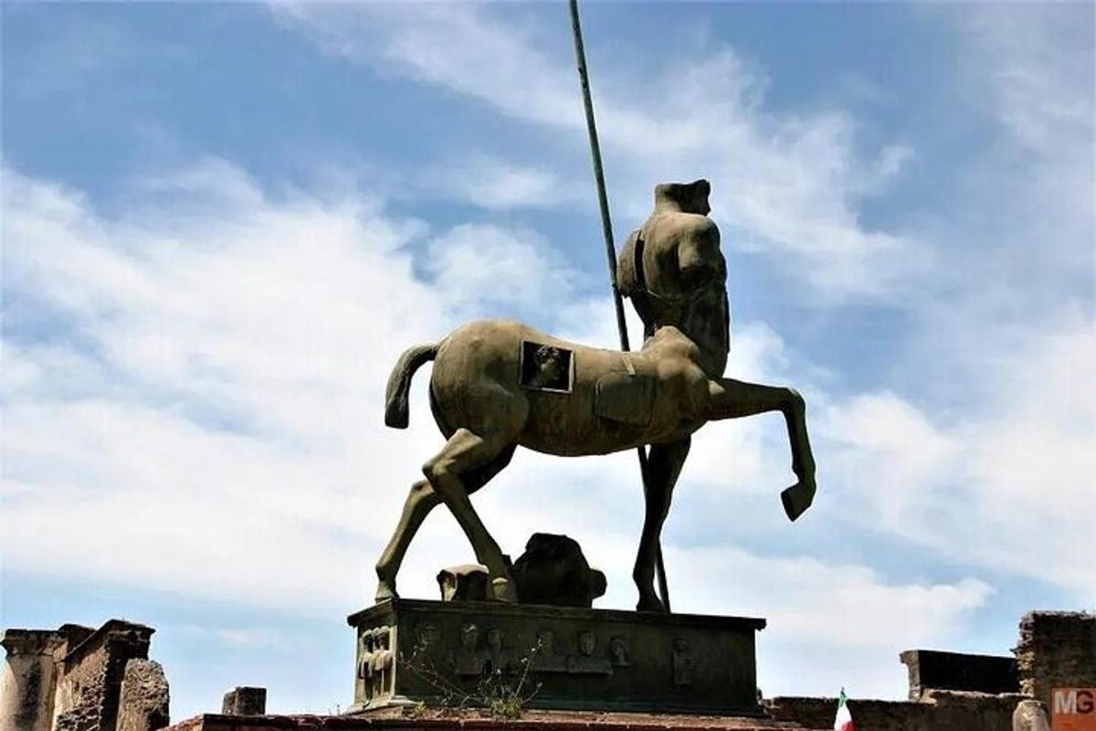 statula, vaizduojanti vyrą, jojantį ant žirgo