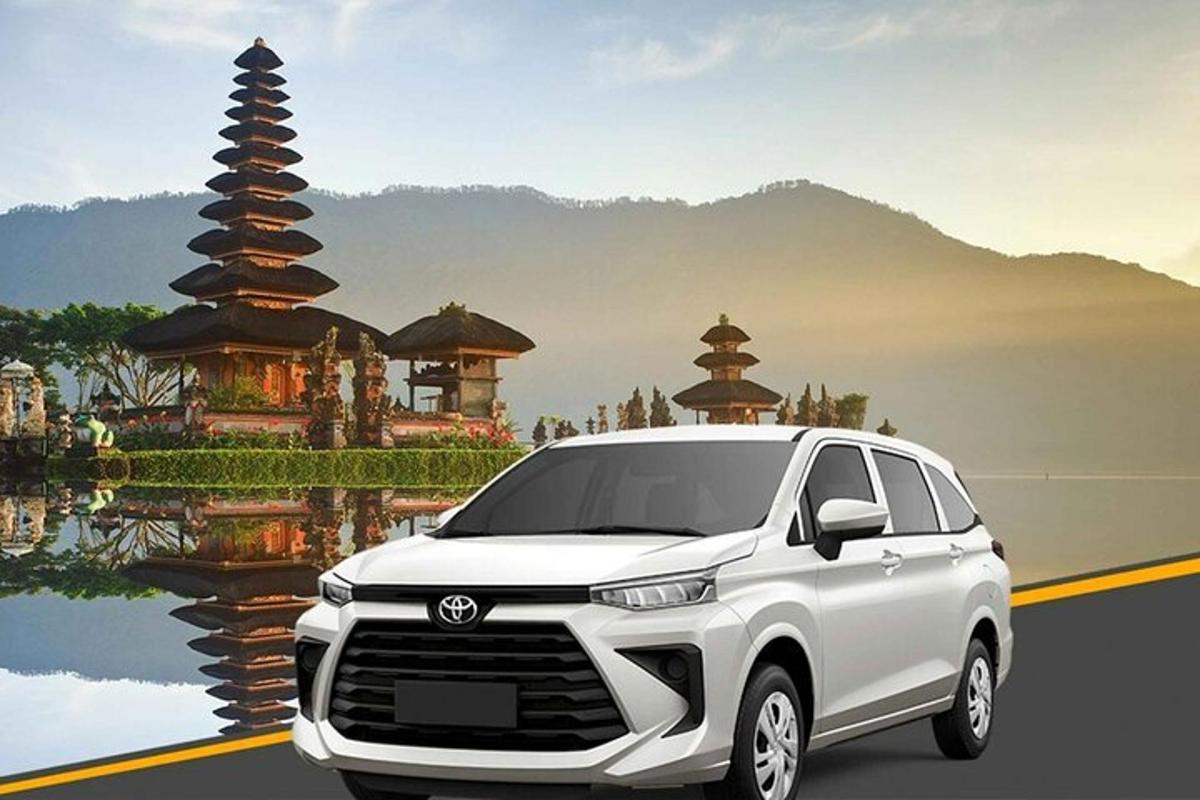 toyotaruck putih memandu di jalan raya dengan pagoda