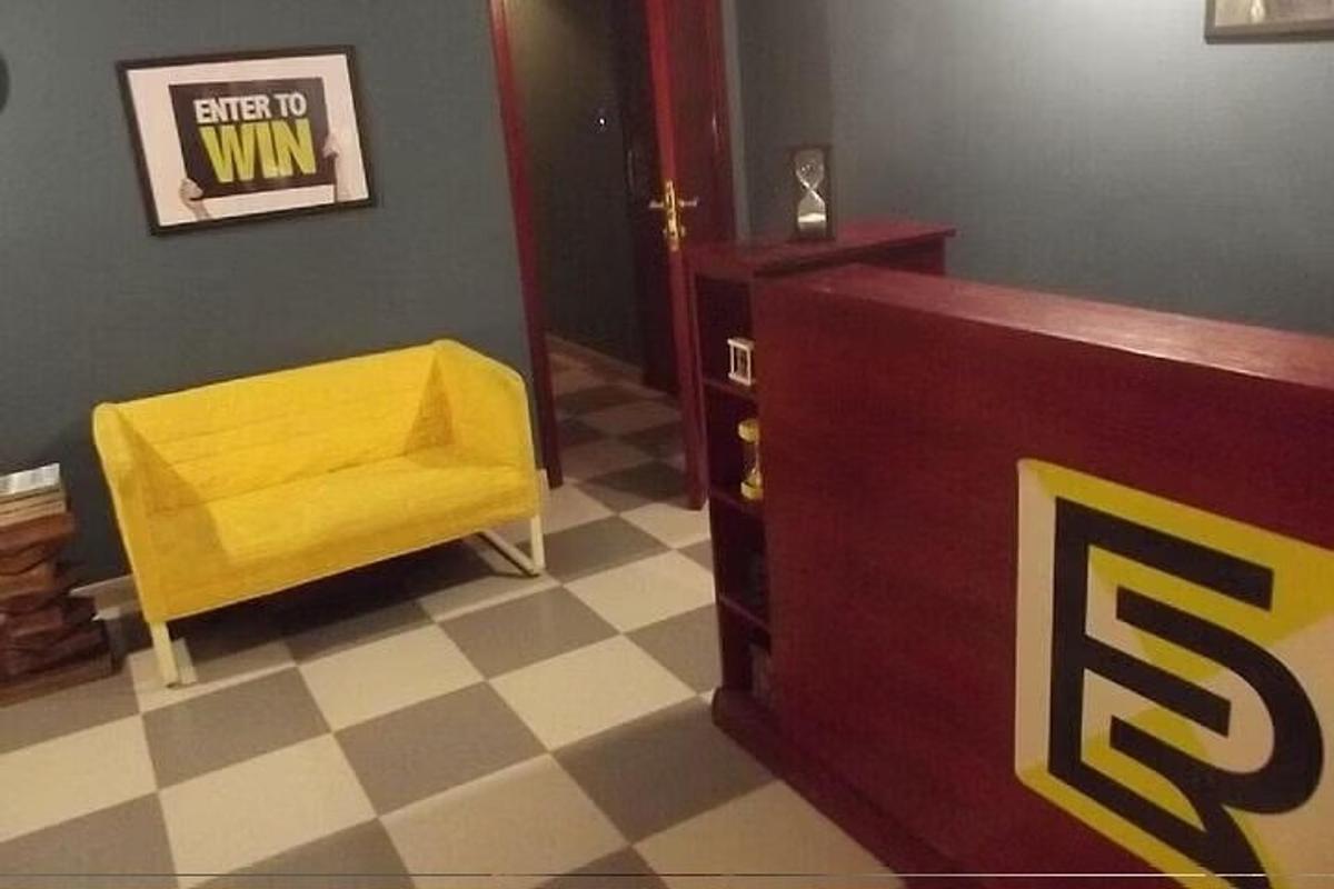ruang sidang dengan bangku kuning di samping podium