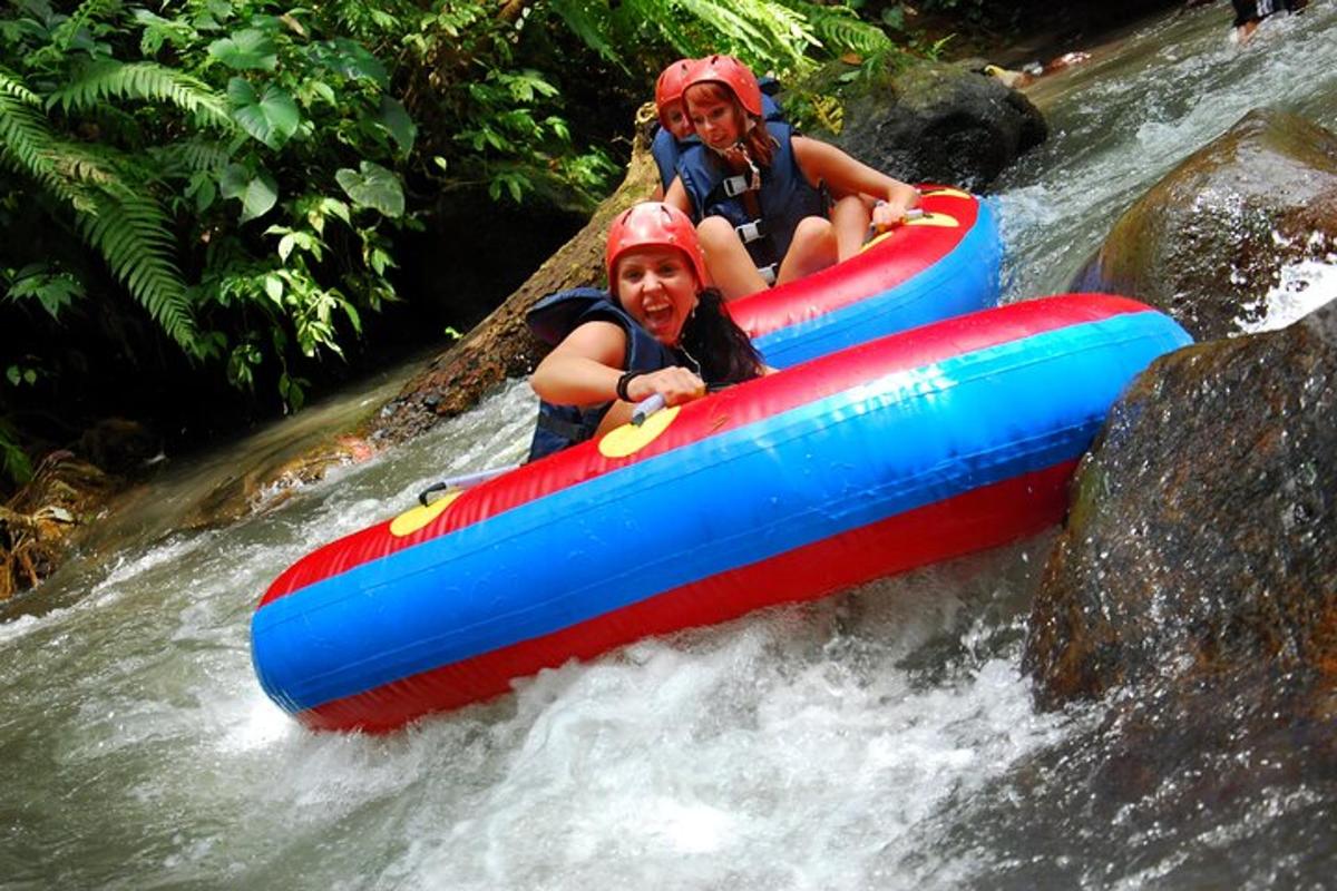 due persone che viaggiano su una zattera in un fiume