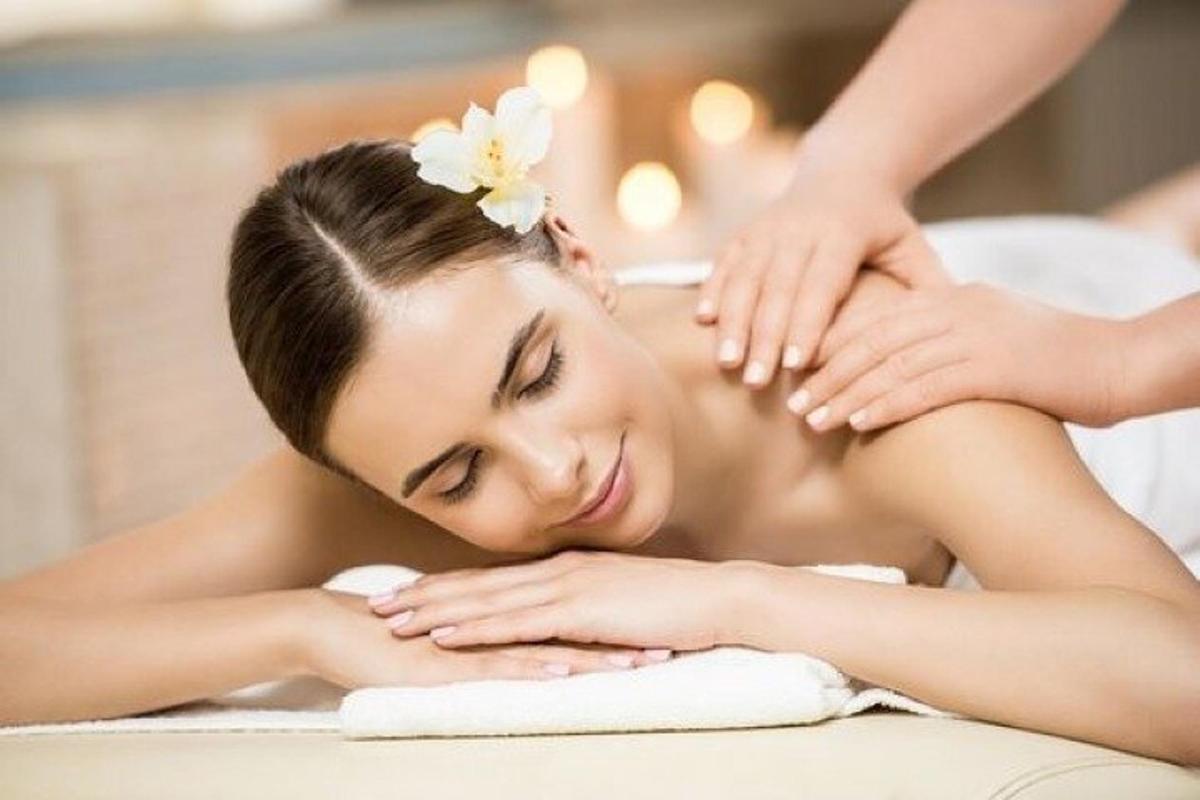 kobieta korzystająca z masażu w wannie spa