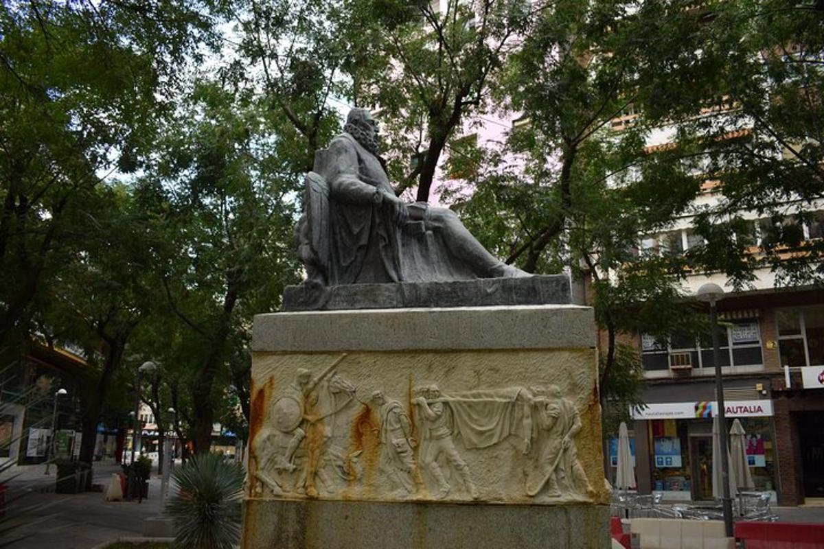 uma estátua de um homem sentado no topo de um monumento