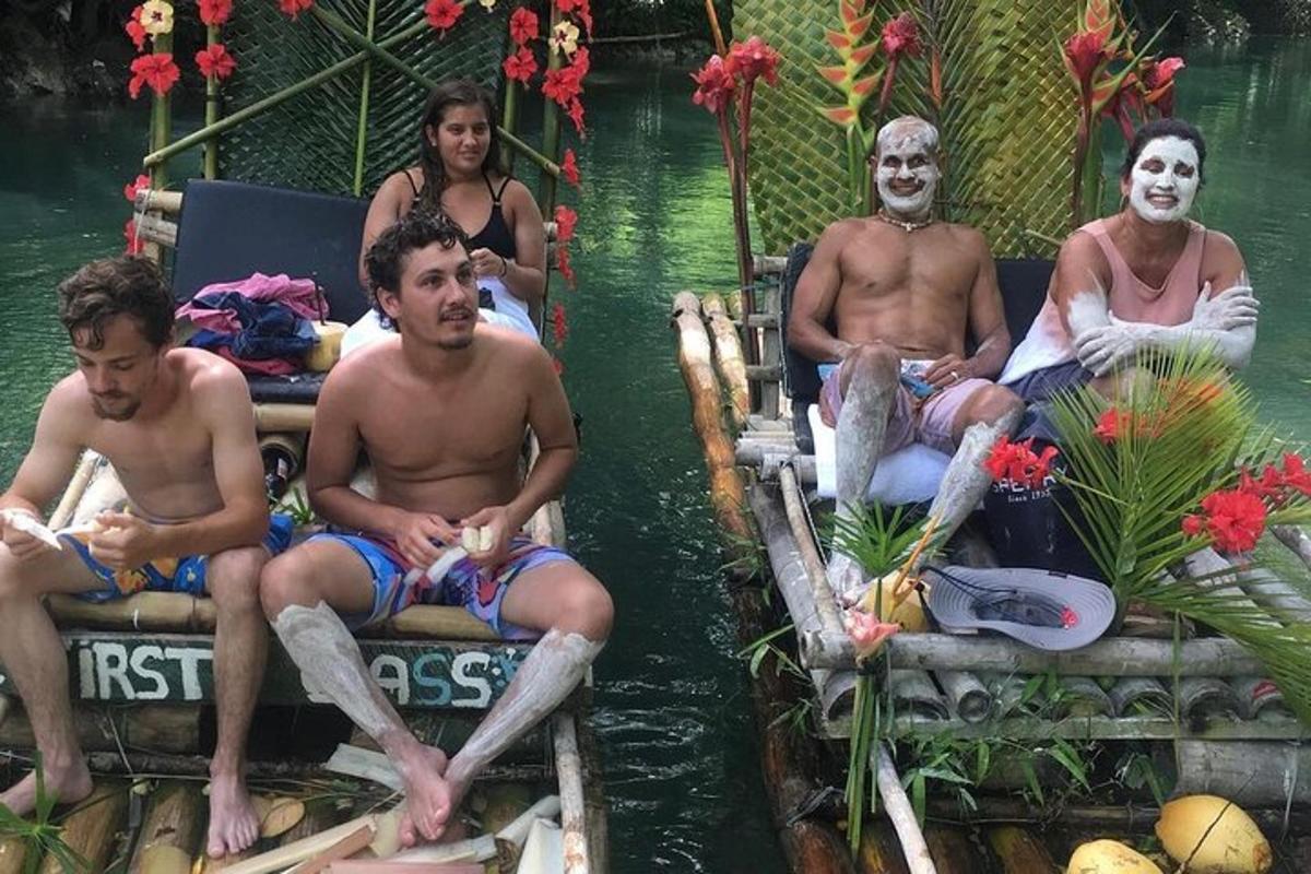 skupina moških, ki sedijo na splavih v vodi