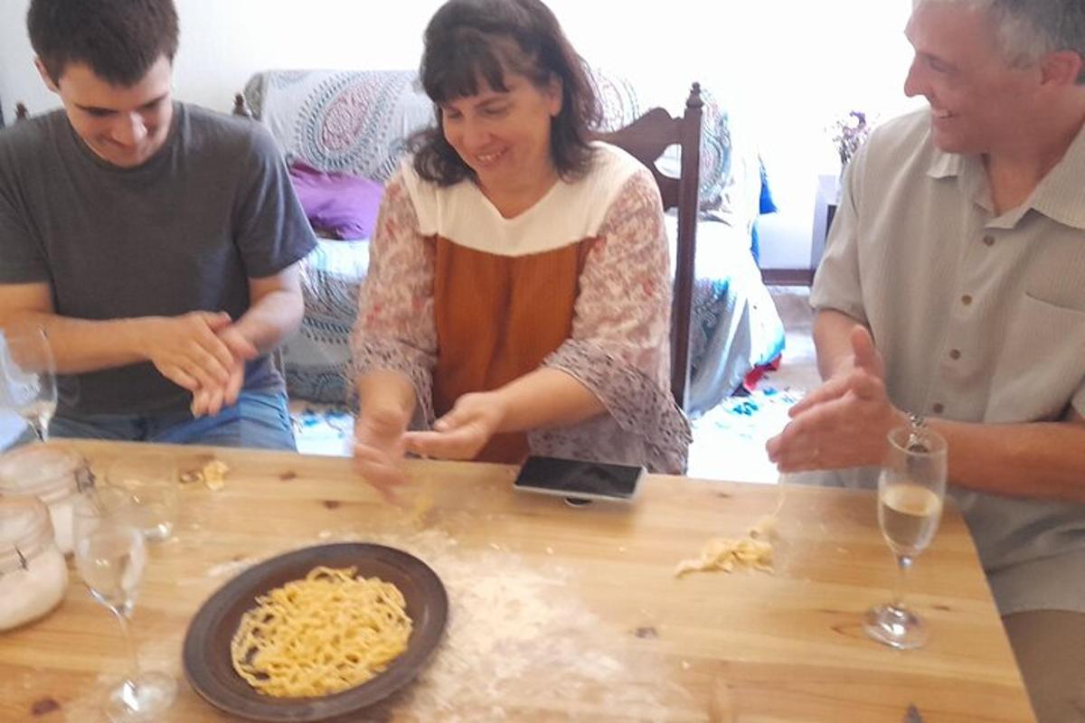 een groep mensen die rond een tafel staan met noedels