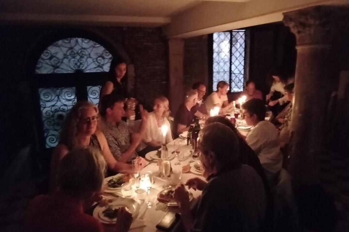 un gruppo di persone sedute a un tavolo in una stanza