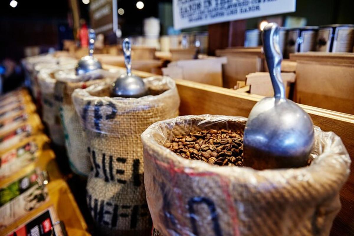 isang hanay ng mga basket na puno ng mga butil ng kape