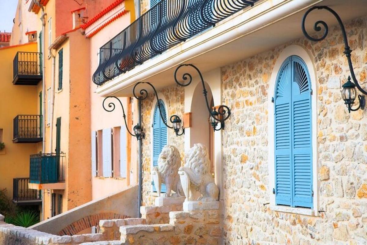 un edificio con una statua di leone su un lato