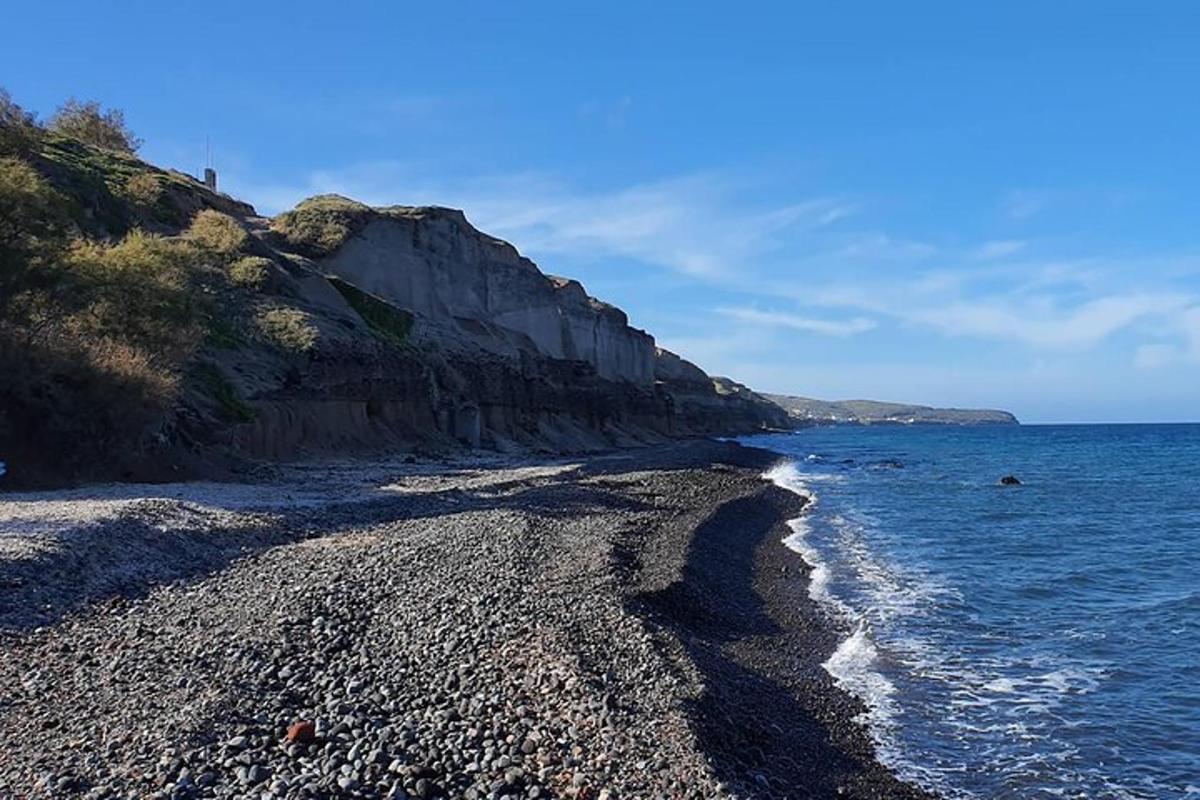 grýtt strönd við sjóinn á sólríkum degi