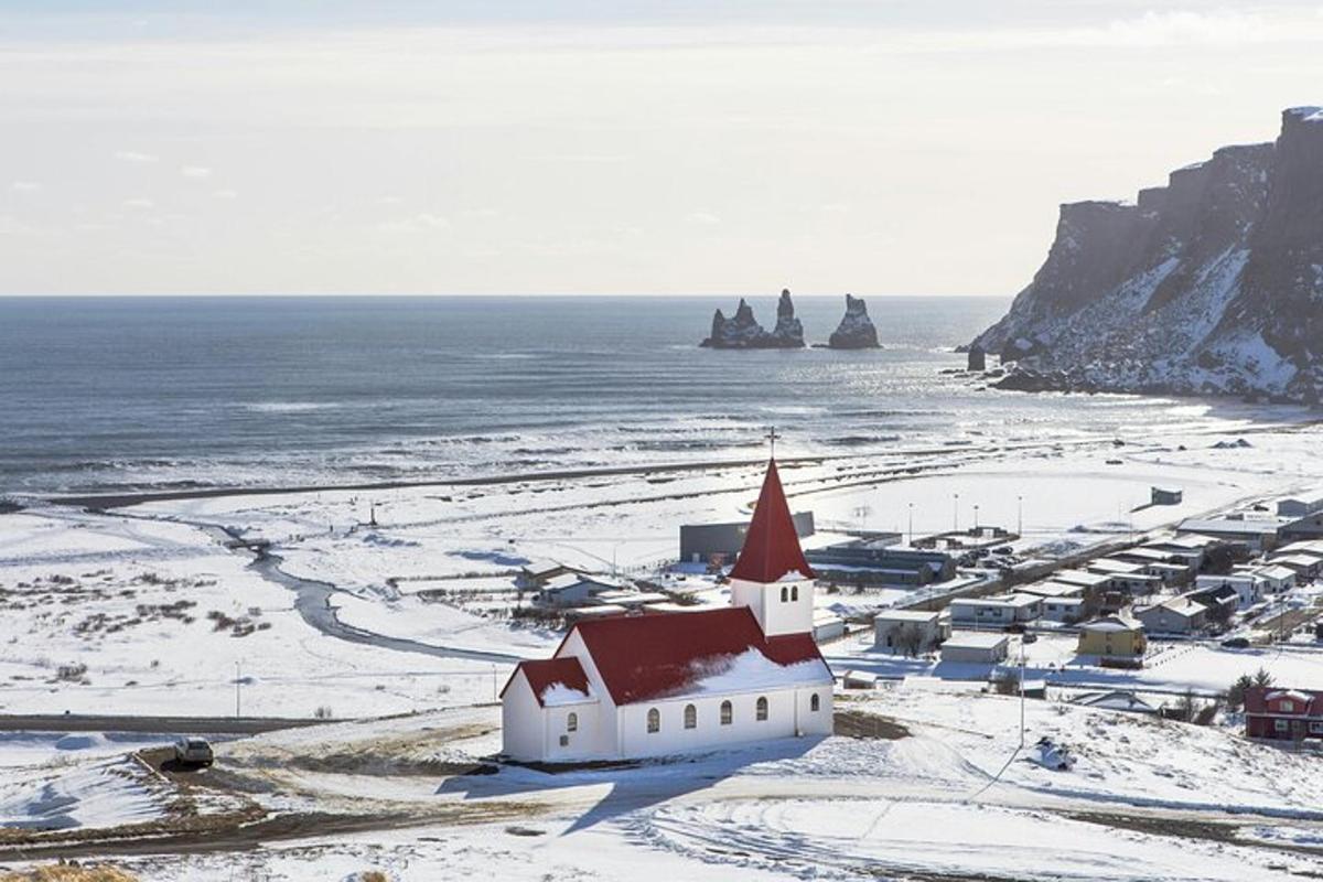een kerk in de sneeuw naast de oceaan