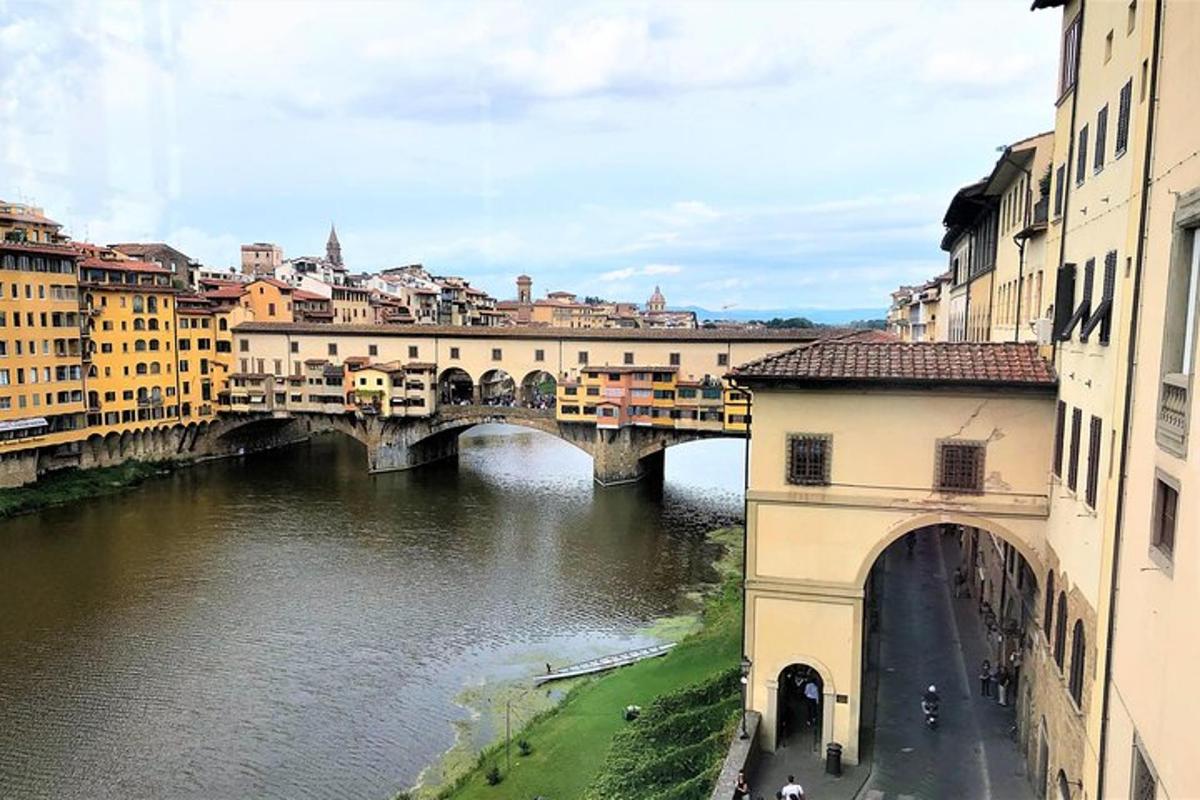 vista d'un pont sobre un riu amb edificis