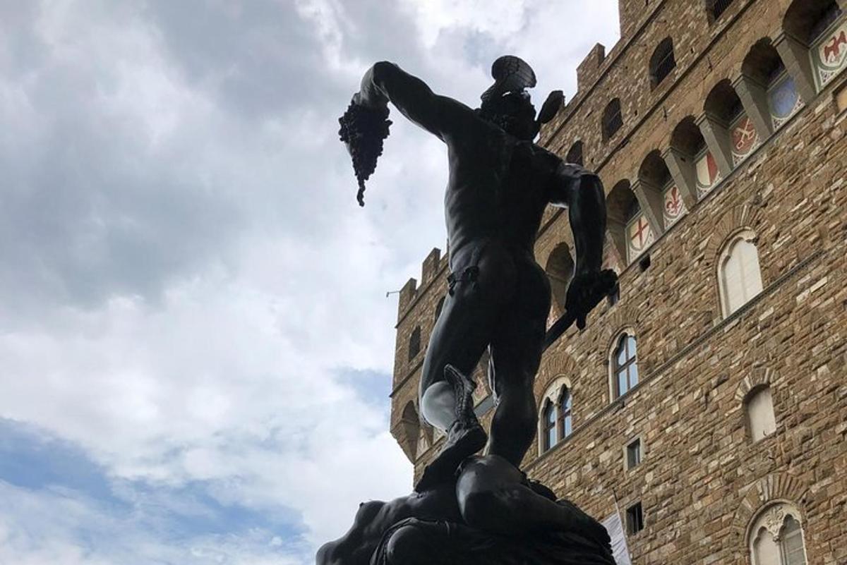 una estàtua situada davant d'un edifici