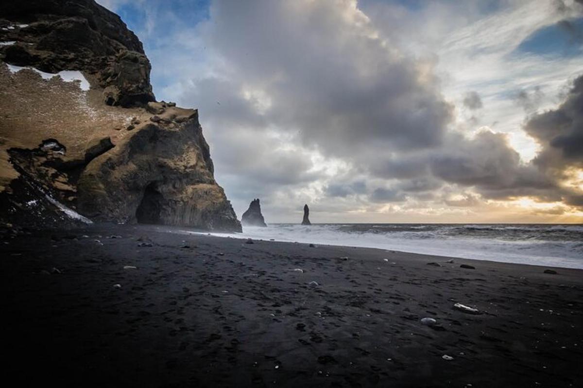 strönd með tveimur stórum steinum og hafinu