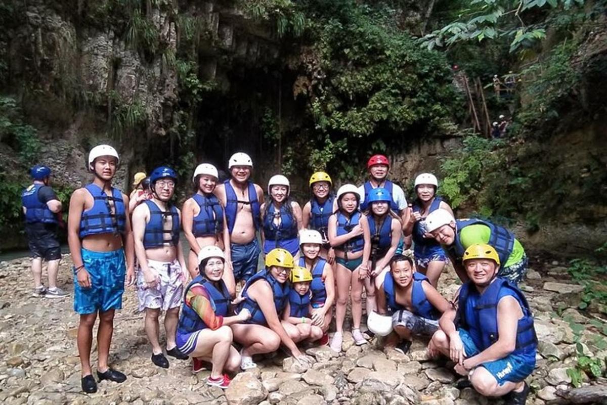 Un grupo de personas posando para una foto en un río.