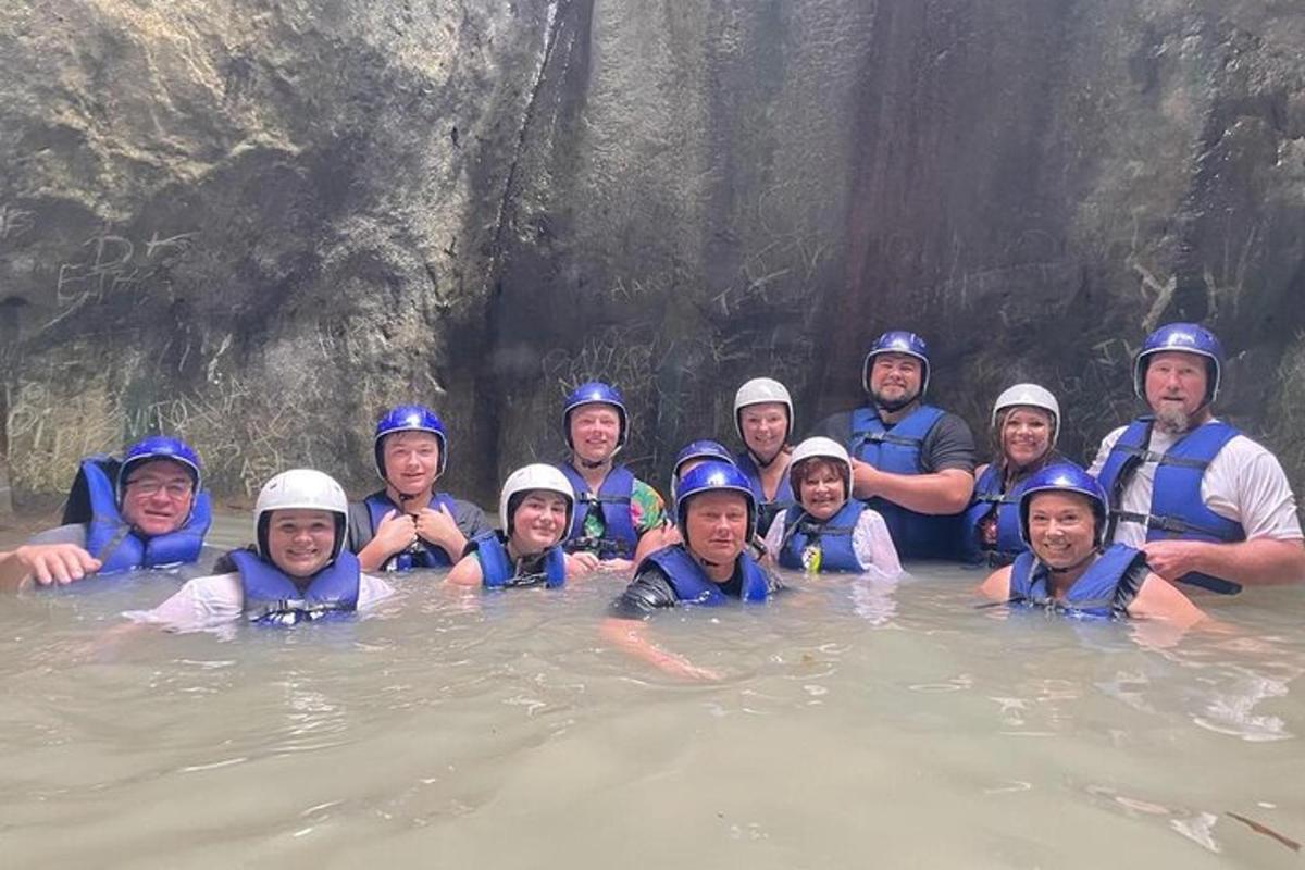un grupo de personas en el agua en una balsa