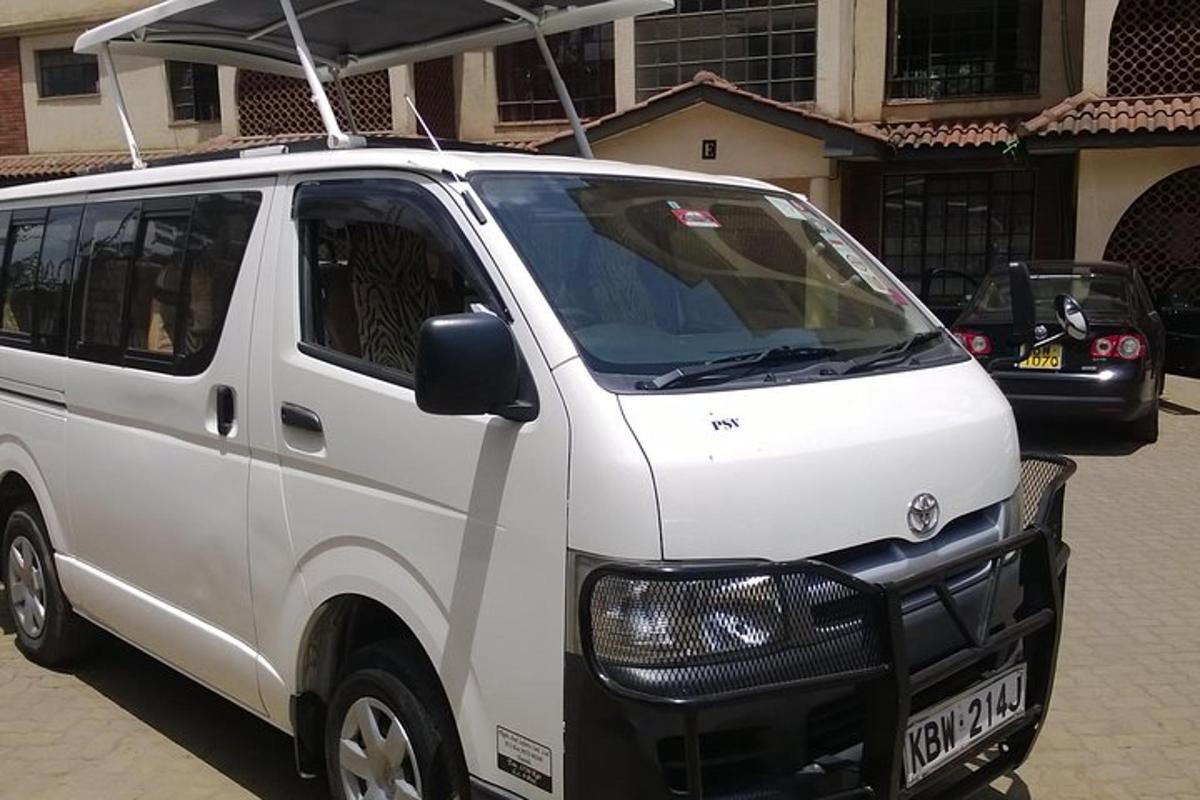 sebuah van putih diletakkan di tempat letak kereta