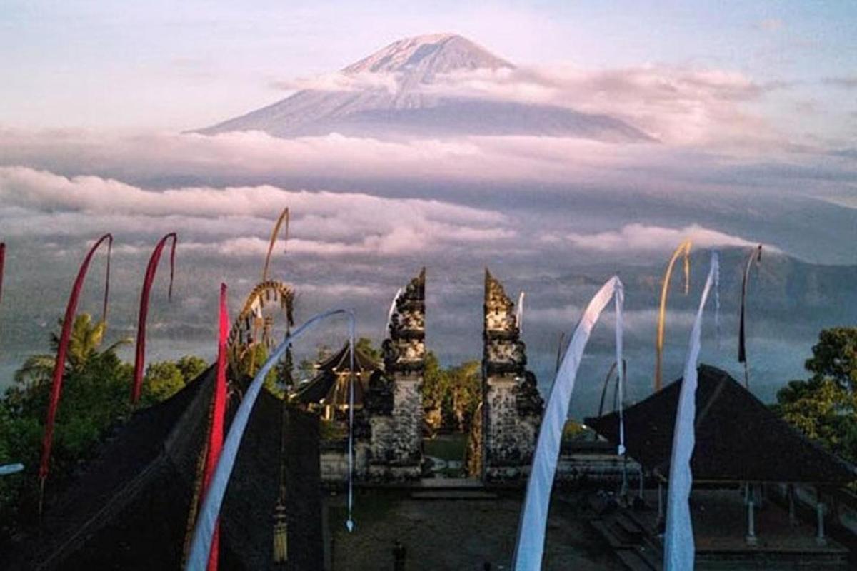 una montagna in lontananza con vista su un tempio